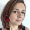 Kolczyki ręcznie haftowane koralikami z czerwonym kryształem - obrazek 2
