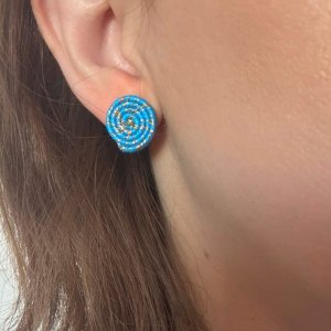 niebiesko złote małe kolczyki