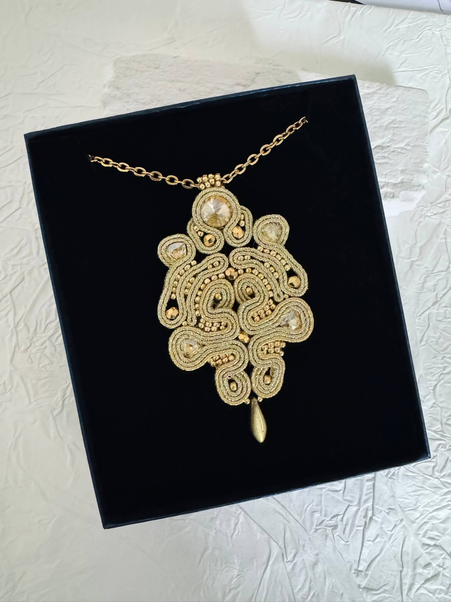 Unikatowy złoty wisior sutasz z kryształami 1 Unikatowy złoty wisior sutasz z kryształami