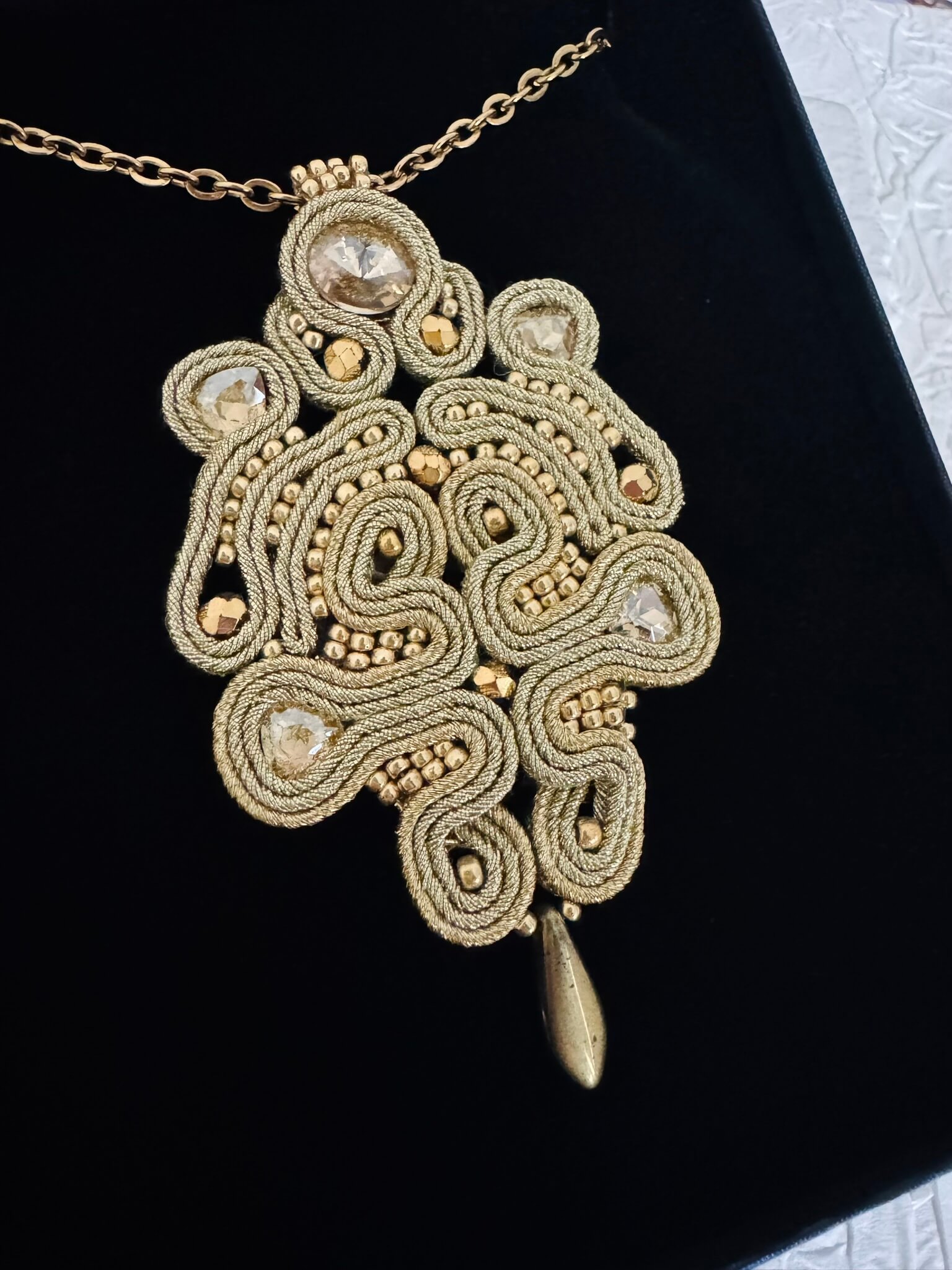 Unikatowy złoty wisior sutasz z kryształami 3 Unikatowy złoty wisior sutasz z kryształami - obrazek 3