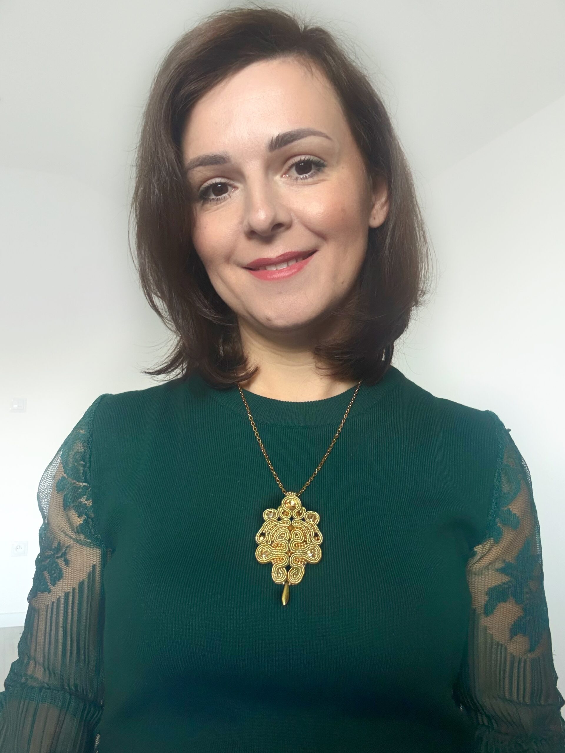 Unikatowy złoty wisior sutasz z kryształami 2 Unikatowy złoty wisior sutasz z kryształami - obrazek 2