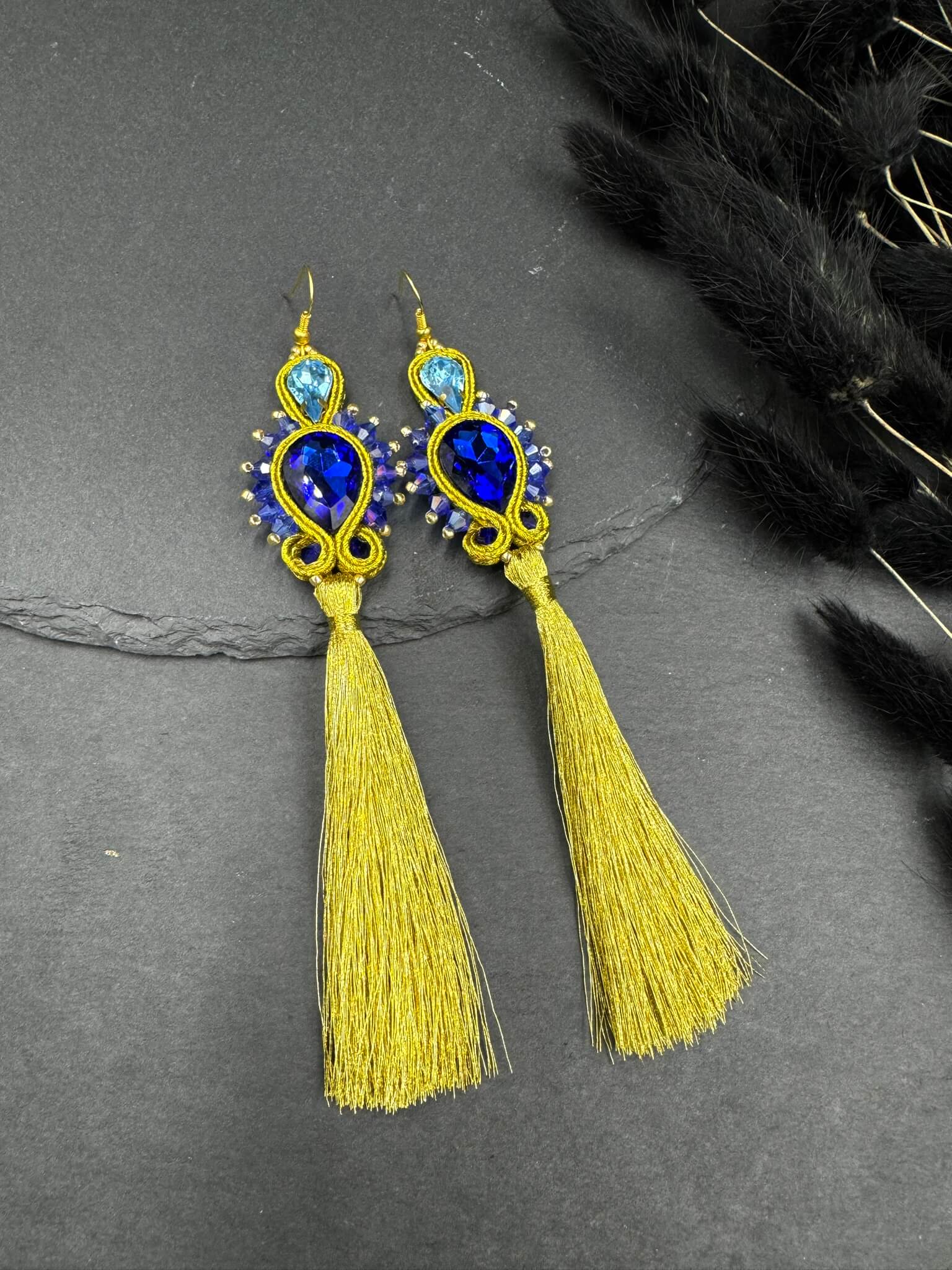Długie kolczyki sutasz niebiesko-złote z chwostami – ręcznie robione handmade 1 długie kolczyki sutasz niebiesko złote z chwostami handmade