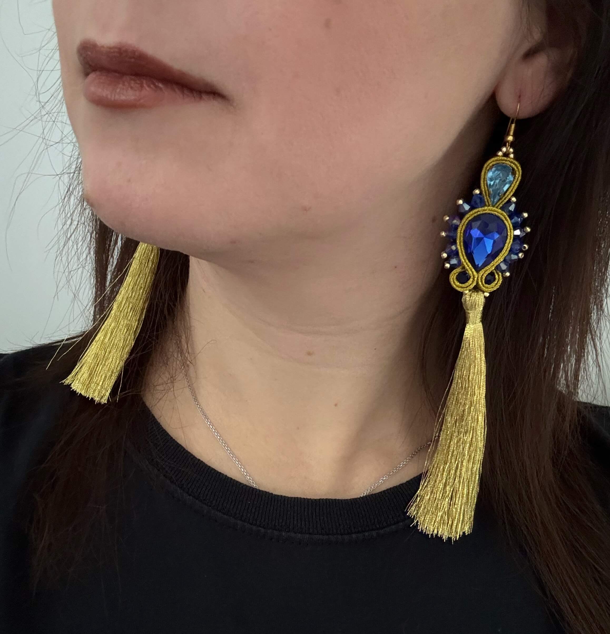 Długie kolczyki sutasz niebiesko-złote z chwostami – ręcznie robione handmade 3 Długie kolczyki sutasz niebiesko-złote z chwostami – ręcznie robione handmade - obrazek 3