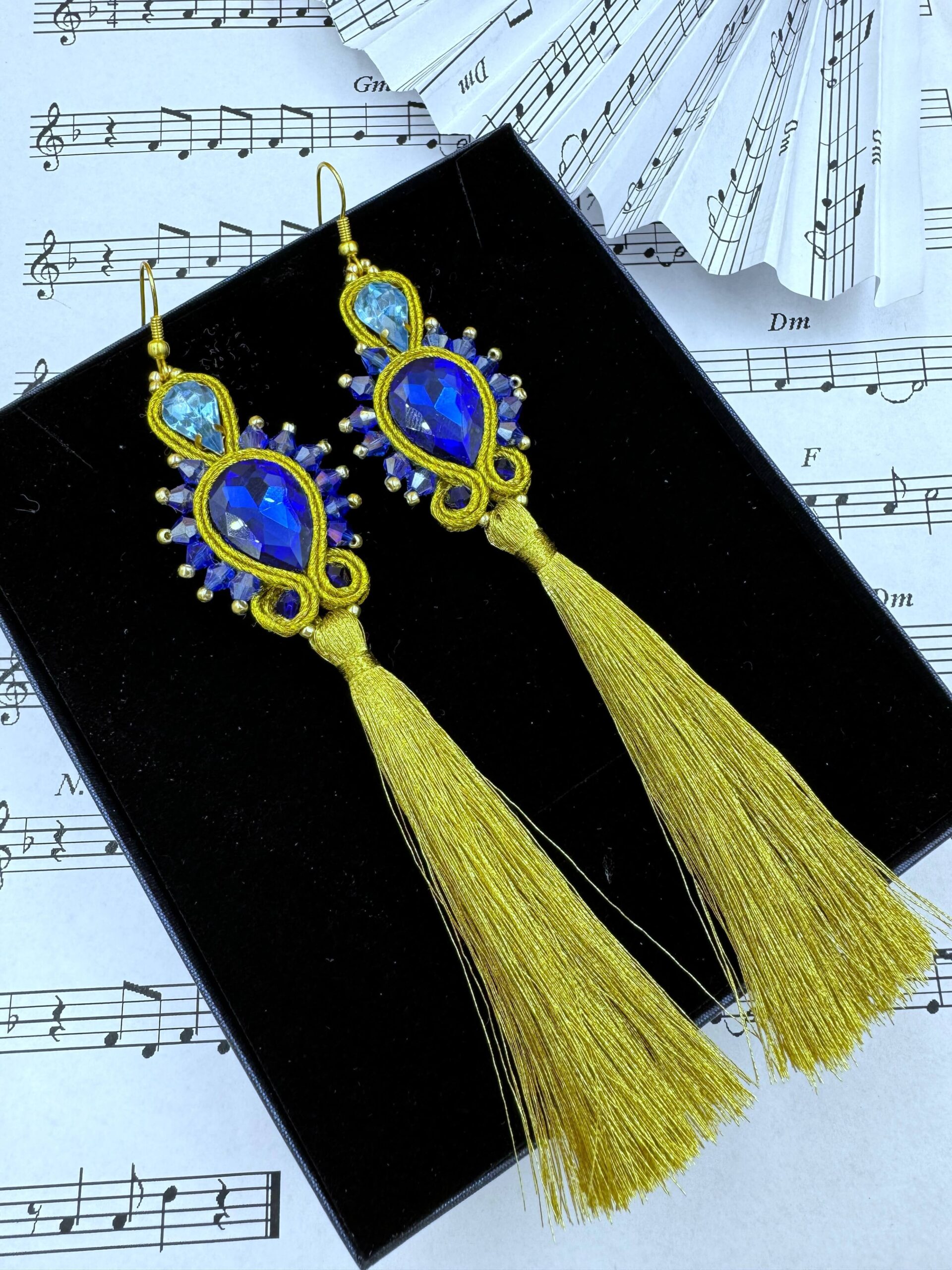 Długie kolczyki sutasz niebiesko-złote z chwostami – ręcznie robione handmade 4 kolczyki sutasz niebiesko złote w ozdobnym pudełku prezentowym