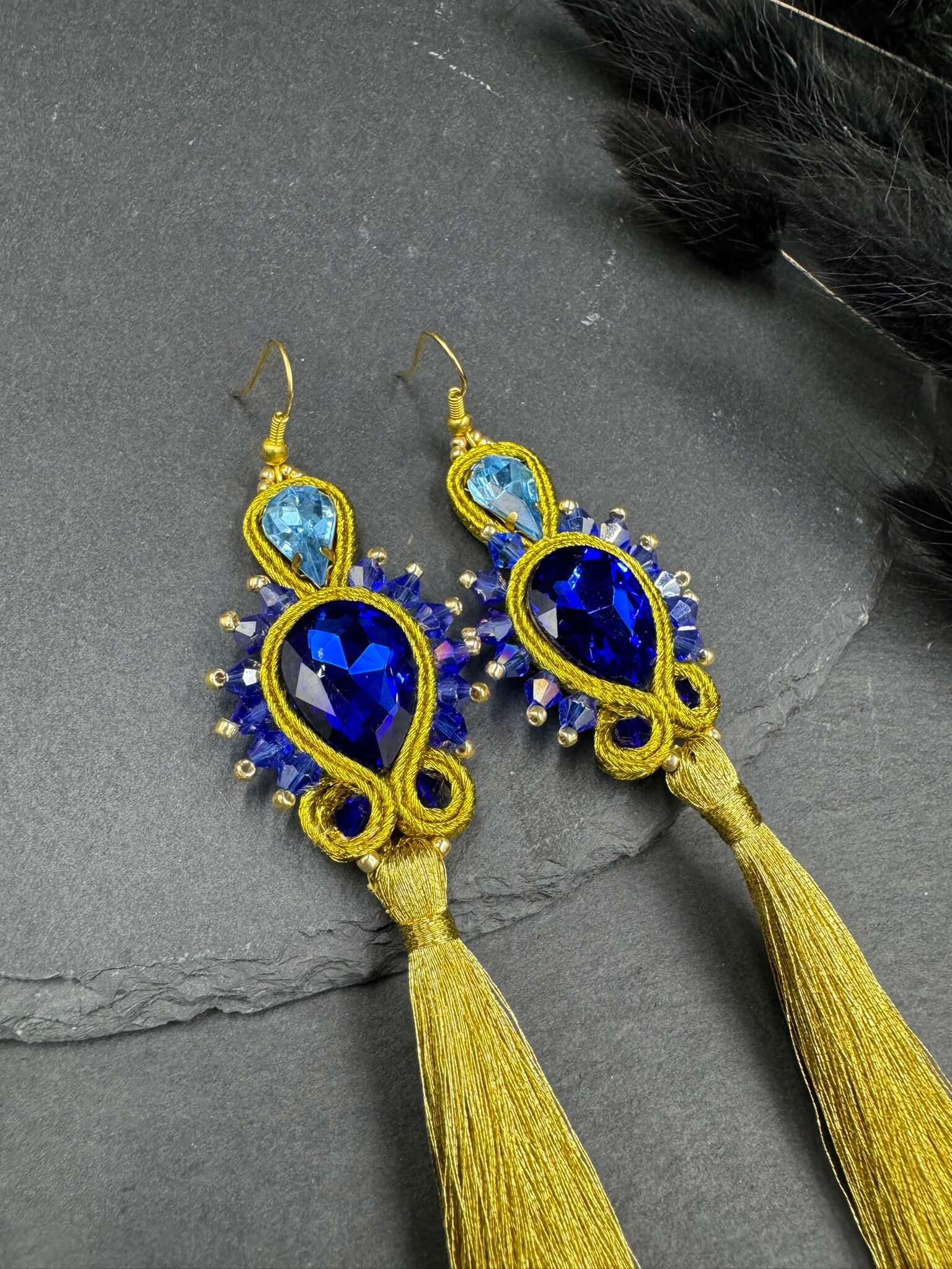 Długie kolczyki sutasz niebiesko-złote z chwostami – ręcznie robione handmade 2 kolczyki sutasz niebiesko złote z kryształami zbliżenie