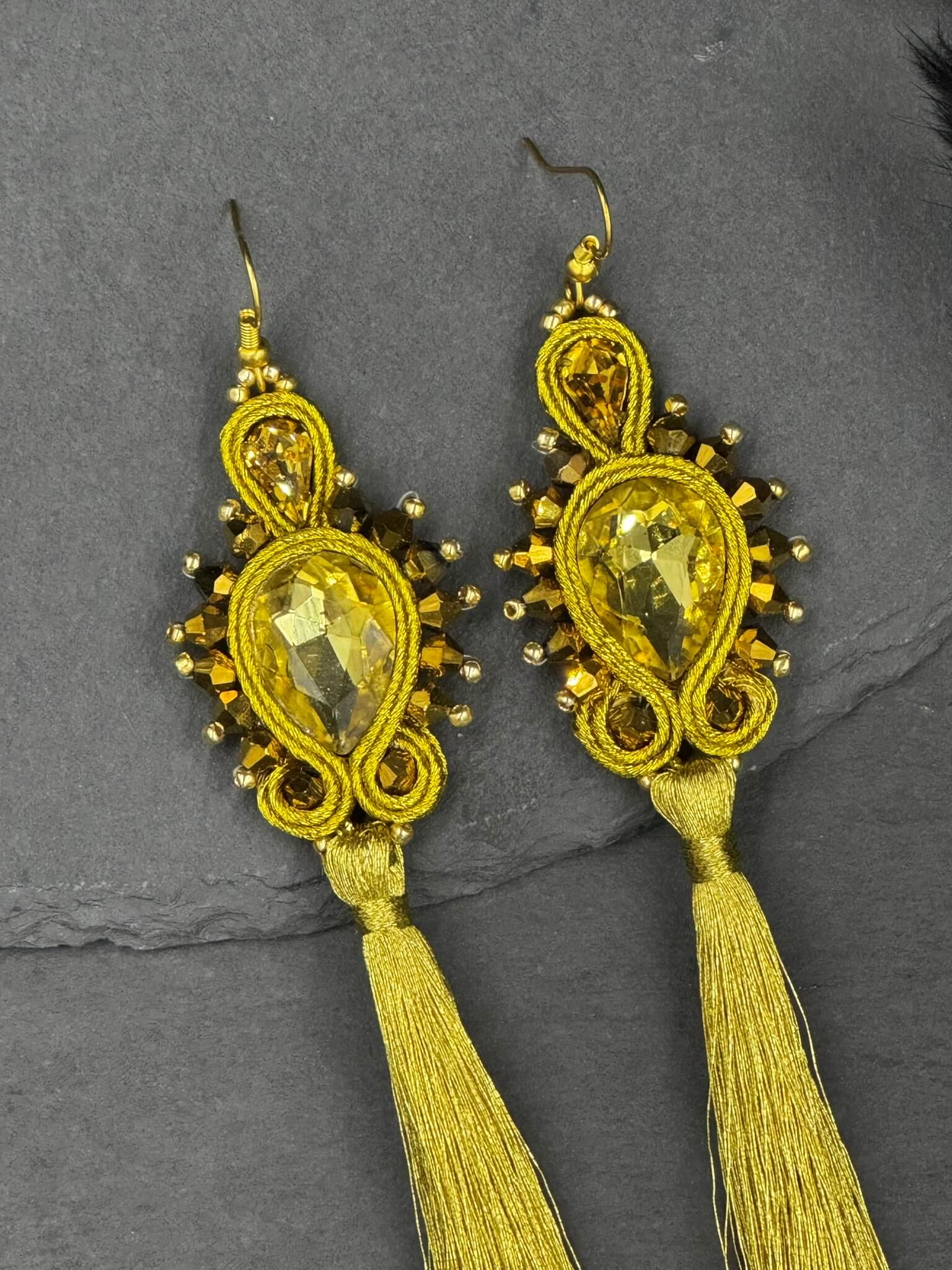 Kolczyki sutasz złote z chwostami – lekkie kolczyki handmade 2 Kolczyki sutasz złote z chwostami błyszczące kryształki