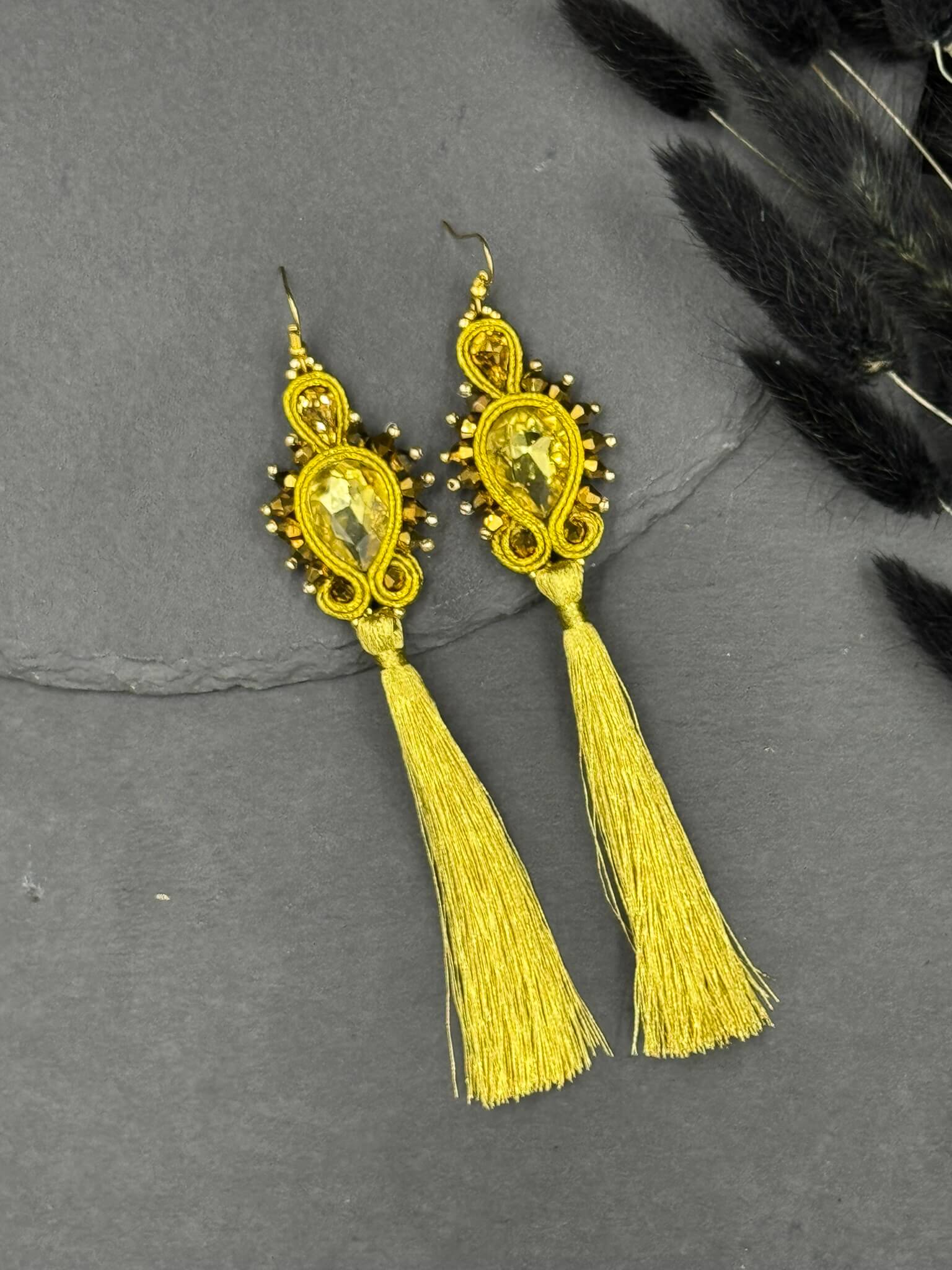 Kolczyki sutasz złote z chwostami – lekkie kolczyki handmade 1 Kolczyki sutasz złote z chwostami handmade