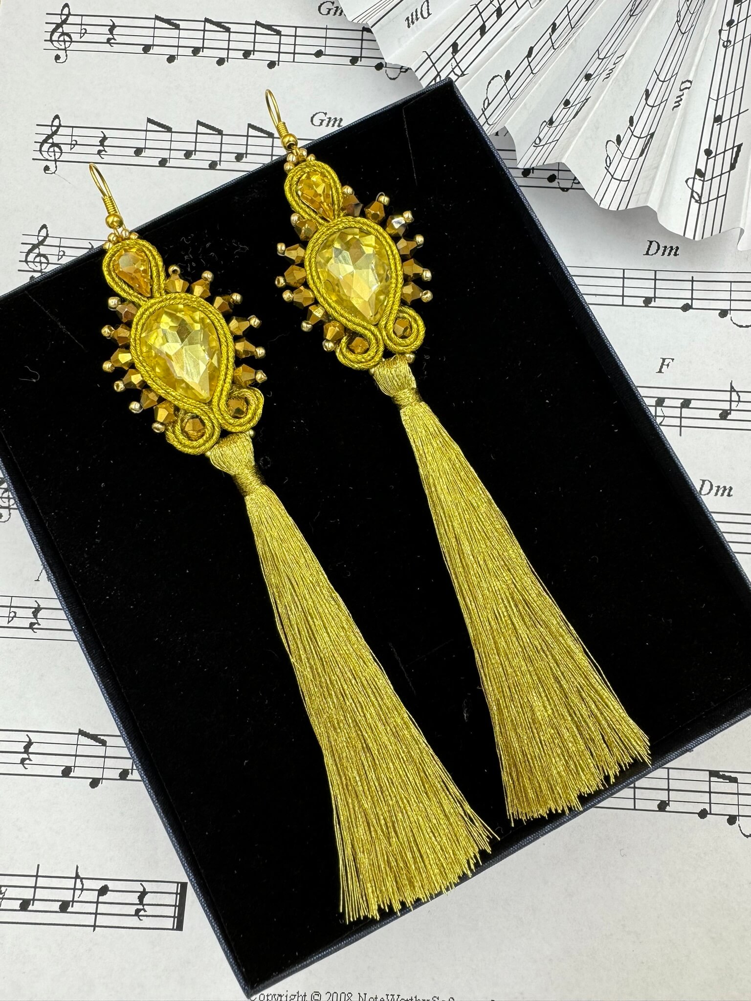 Kolczyki sutasz złote z chwostami – lekkie kolczyki handmade 4 Kolczyki sutasz złote z chwostami na prezent