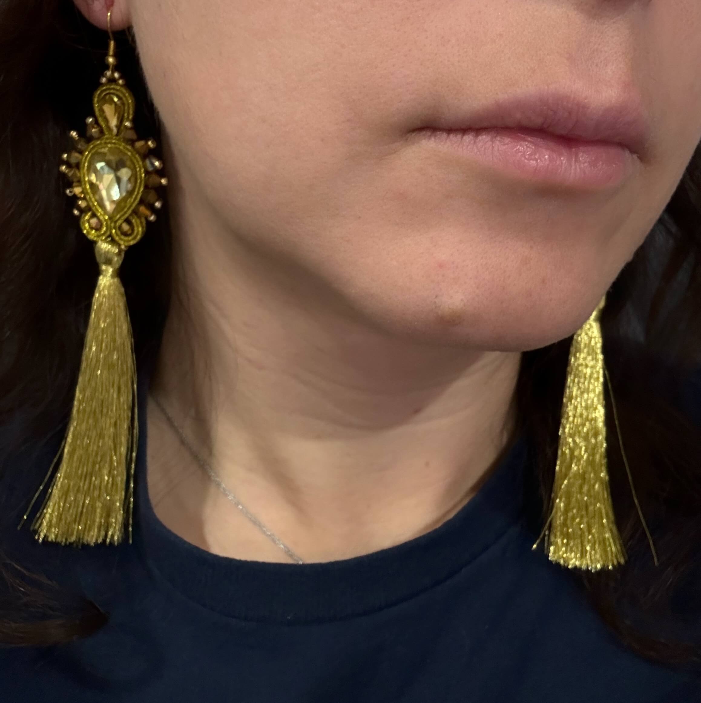 Kolczyki sutasz złote z chwostami – lekkie kolczyki handmade 3 Kolczyki sutasz złote z chwostami na modelce