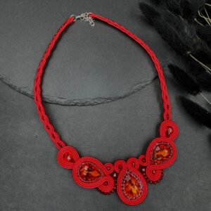 czerwony naszyjnik sutasz handmade z kryształami