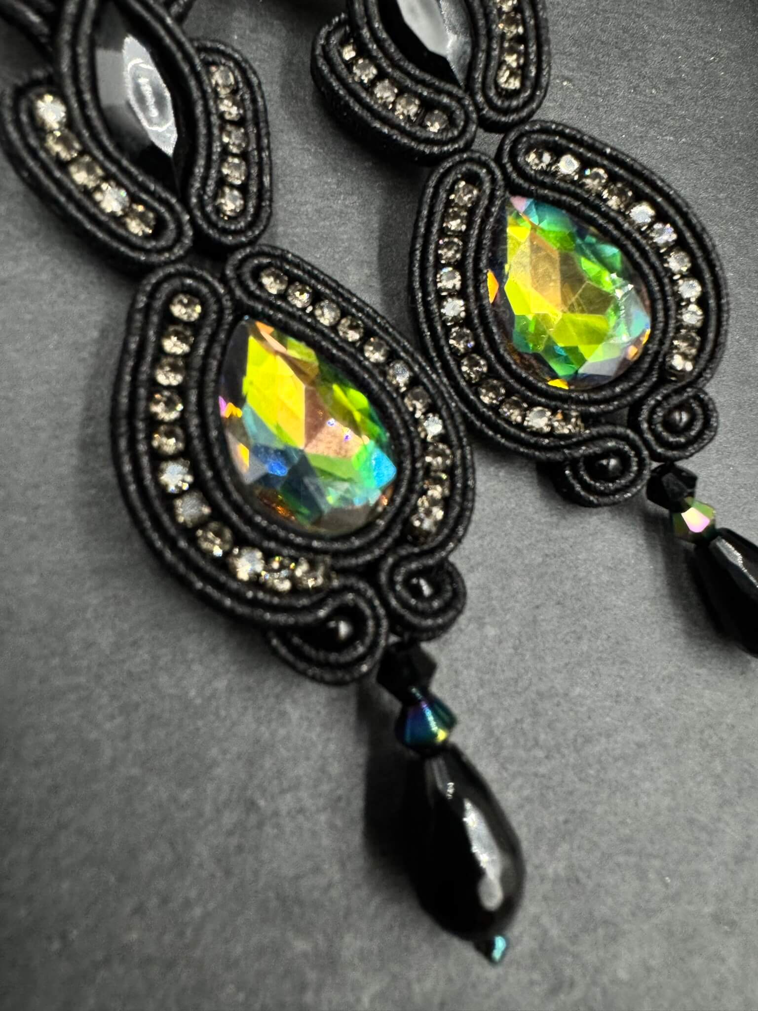 Kolczyki sutasz czarne z kryształami – handmade 9,5 cm 2 Detal kolczyków sutasz czarnych z opalizującymi kryształami